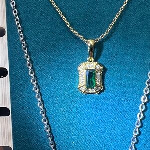 Elegant Gold and Green Pendant Necklace